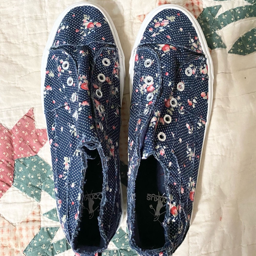 Corkys pull on sneakers